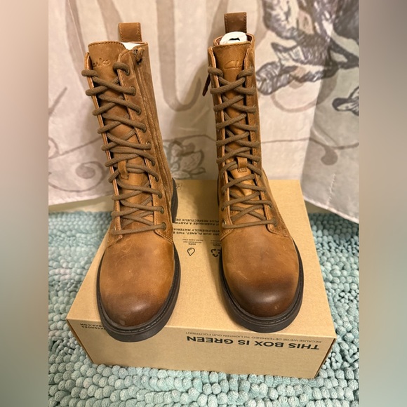 Clarks Shoes - New in the box Clark’s Leather Distressed Look Size 6